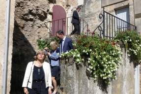 Christiane Barret, préfète de région...  entre Semur-en-Auxois et Flavigny-sur-Ozerain !.. 